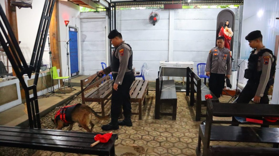 Pastikan Keamanan Ibadah Natal 2024, Polres Pekalongan Lakukan Sterilisasi Gereja