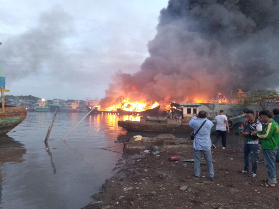 LAGI..BEBERAPA KAPAL TERBAKAR DI PELABUHAN TEGAL