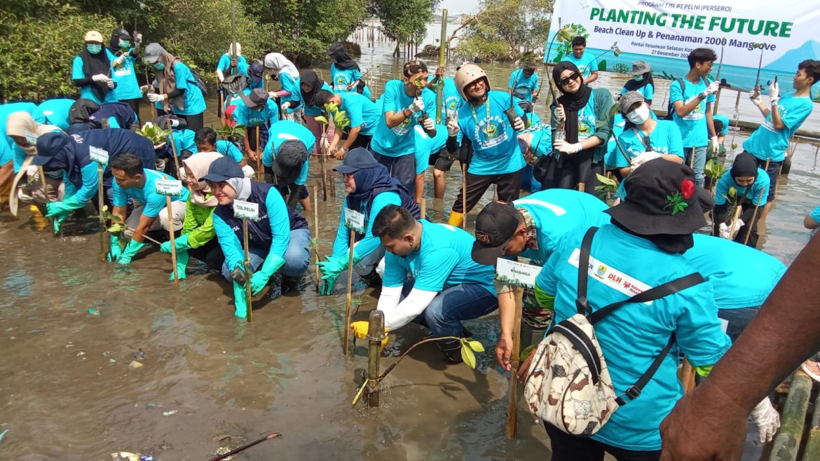 Penanaman Pohon Mangrove di Pantai Kesunean Kota Cirebon.  Babinsa : Lestarikan Ekosistem Pesisir