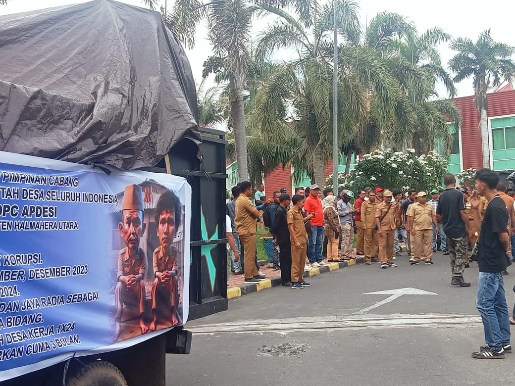 Pemdes Dan BPD Se-Kabupaten Halut Menggelar Aksi Menuntut Pemda Segera Bayar Siltap