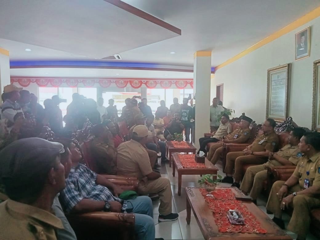 Massa Aksi Pemdes dan BPD Se-Kab. Halut Terkait Pembayaran Siltap, Ditemui Oleh Sekda dan Kaban Keuangan
