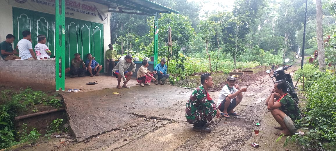 Babinsa Andong Gotong Royong Bersihkan Parit Bersama Warga