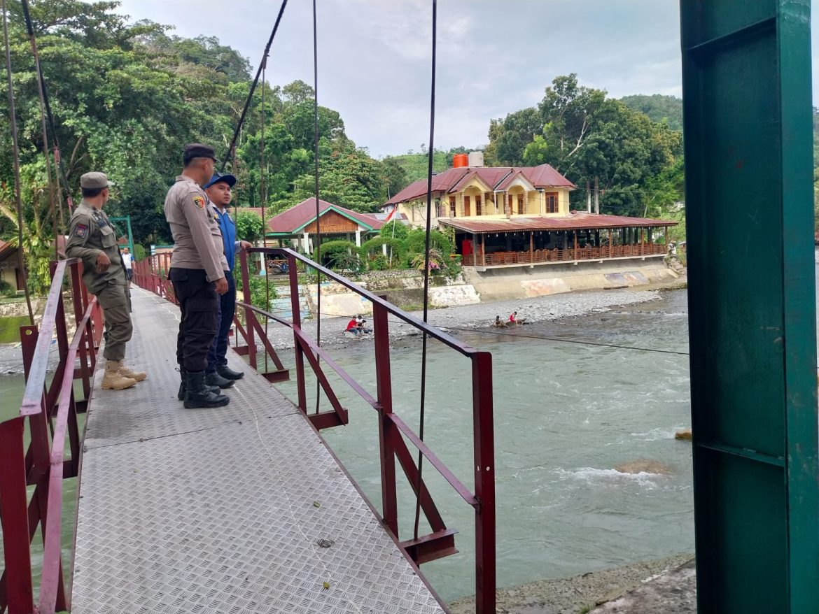 Pos Pengamanan Natal dan Tahun baru polres Langkat. Di Daerah Wisata Bukit Lawang.
