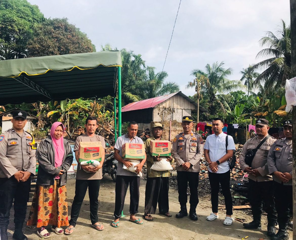 Bantu Warga Musibah Kebakaran, Polsek Stabat Gelar Bakti Sosial
