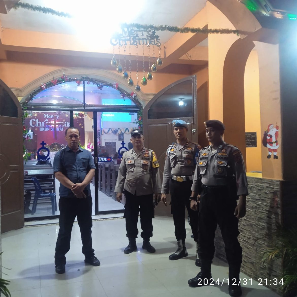 Polres Langkat Turunkan Personel Amankan Ibadah Malam Tahun Baru 2024 di Gereja-gereja.