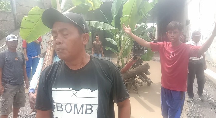 Kesal Lantaran Tak Kunjung Diperbaiki Warga Desa Rancawuluh,Tanami Jalan Dengan Pohon Pisang