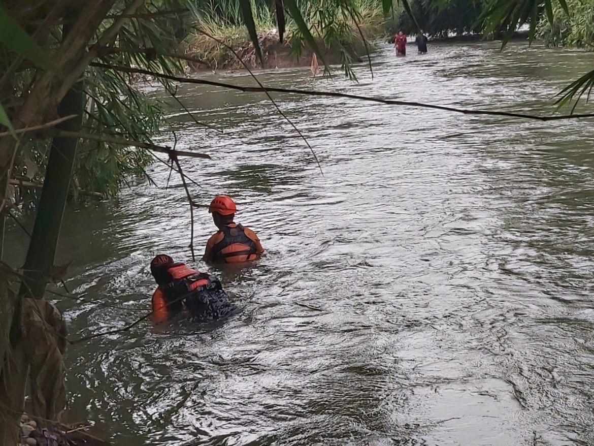 Mandi di Sungai, Warga Karangdadap Pekalongan Diduga Hanyut Terseret Arus