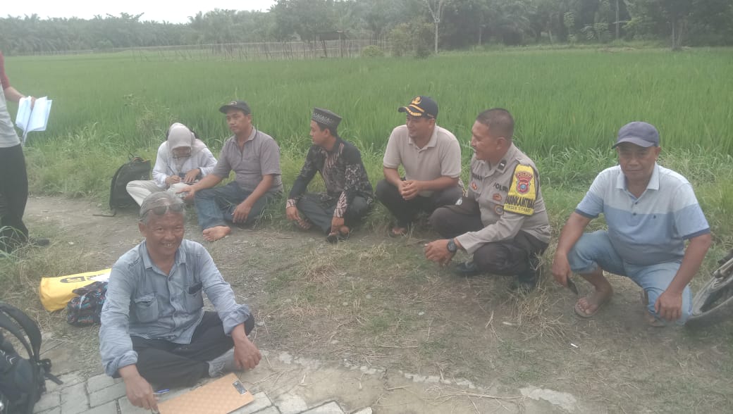 Bhabinkamtibmas Polsek Stabat Dampingi Perencanaan Saluran Irigasi untuk Dukung Ketahanan Pangan Nasional.