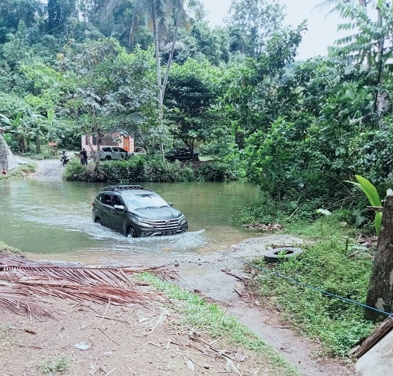 Miris!! Akibat Tidak Ada Jembatan Penyeberang, Mobil Harus Berenang Di Kali Supu Untuk Sampai Ke Tobelo