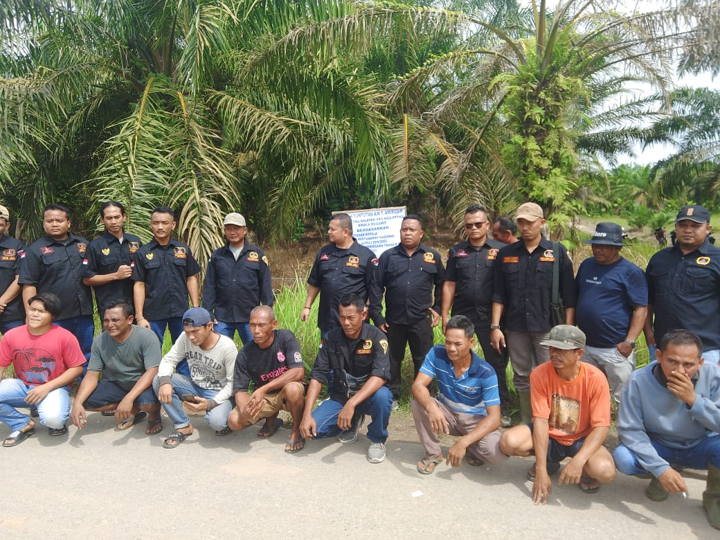 Viralnya Vidio Pertengkaran Adu Mulut Antara Oknum Babinkamtibmas Polsek Secanggang Dengan Ketua PAC.Secanggang Terkesan Menjadi Polemik Bagi Warga.