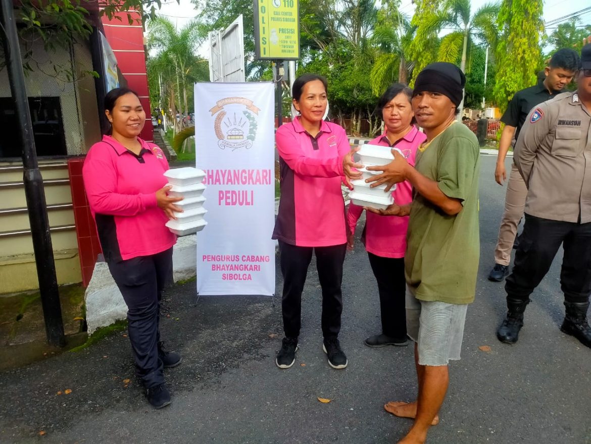 Bagikan Nasi Kepada Pengguna Jalan, Dalam Rangka Jumat Berkah Polres Sibolga