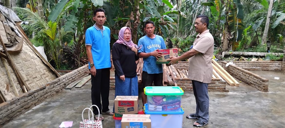 BPBD Kabupaten Langkat Serahkan Bantuan Logistik Kepada Warga Desa Sungai Ular Yang Rumahnya Tertimpah Pohon Kelapa.