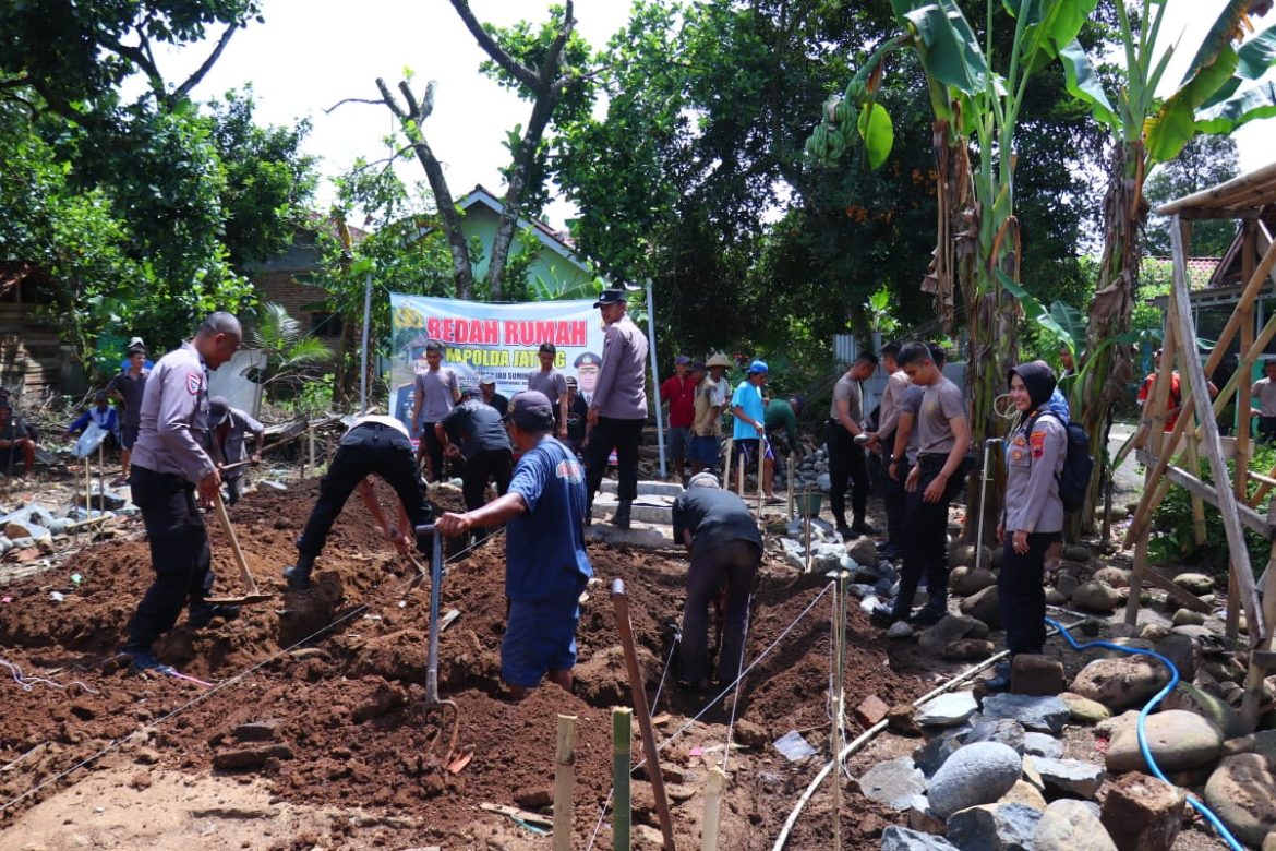 Hidup Sebatang Kara, Lansia di Kajen Mendapat Berkah Bedah Rumah dari Polres Pekalongan