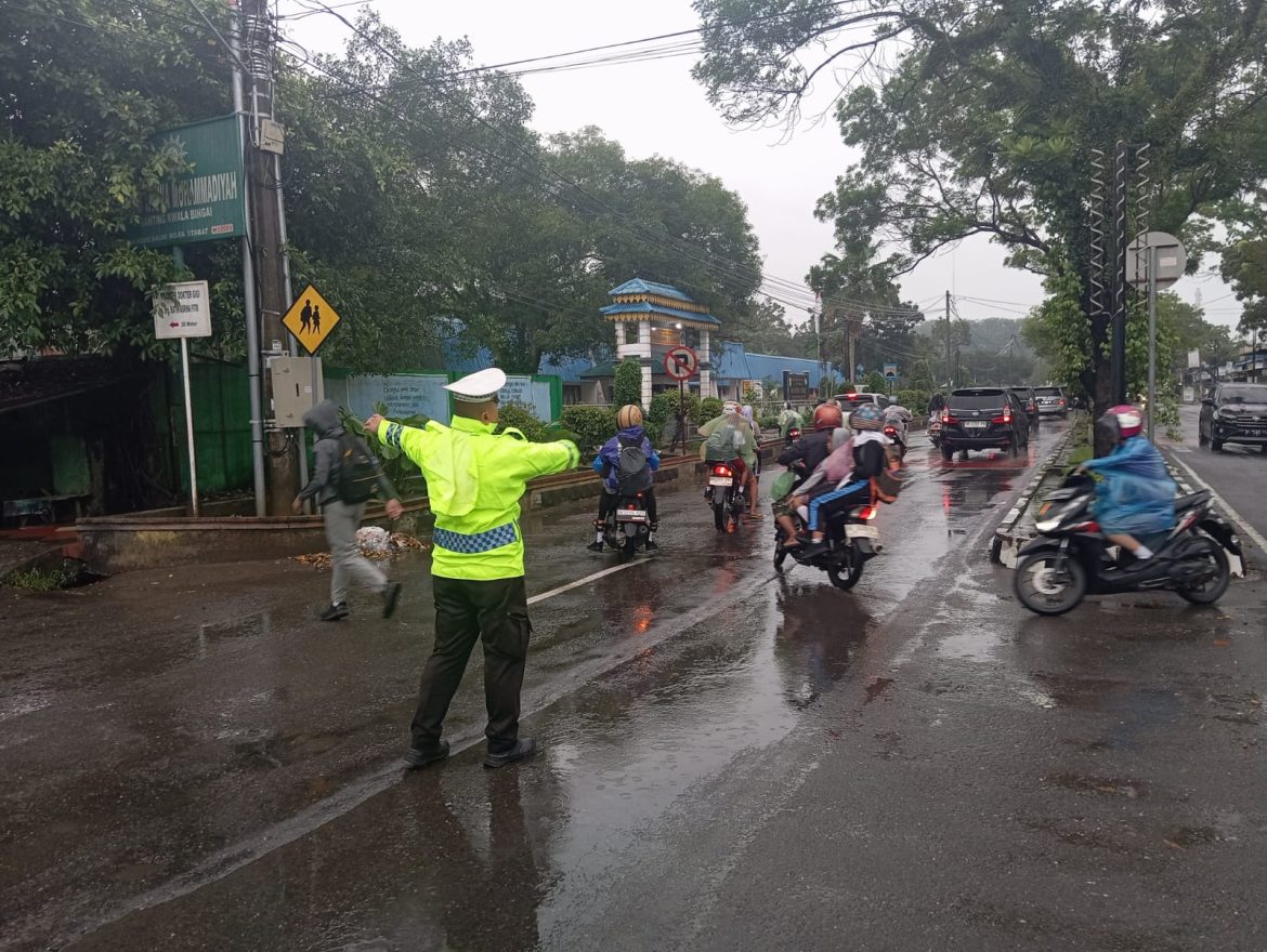 Hujan Masih Turun, Polres Langkat Ingatkan Pengendara untuk Prioritaskan Keselamatan di Jalan.