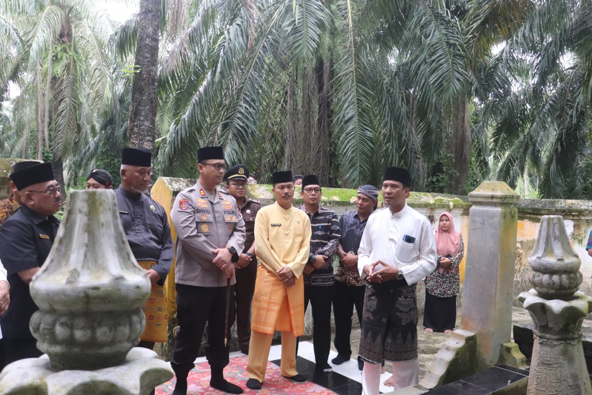 Kapolres dan Forkopimda ziarah makam