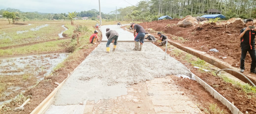Pemdes Badran Bangun Rehabilitasi Pengerasan Jalan Desa 2025 Untuk Mempermudah Akses Ekonomi Dan Ketahanan Pangan Masyarakat .Desa Badran.