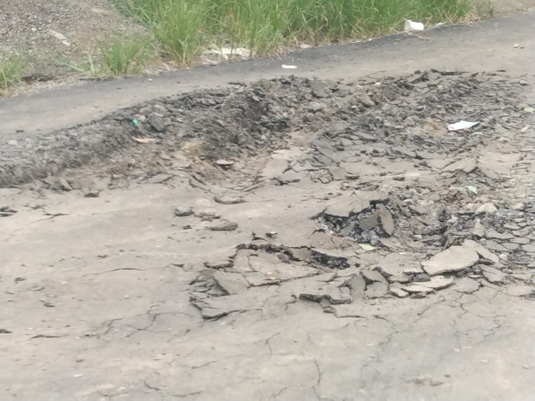 Aspal Jalan Poros Sutamaja-Tegongan Baru Hitungan Hari Selesai Dikerjakan Mengalami Kerusakan 