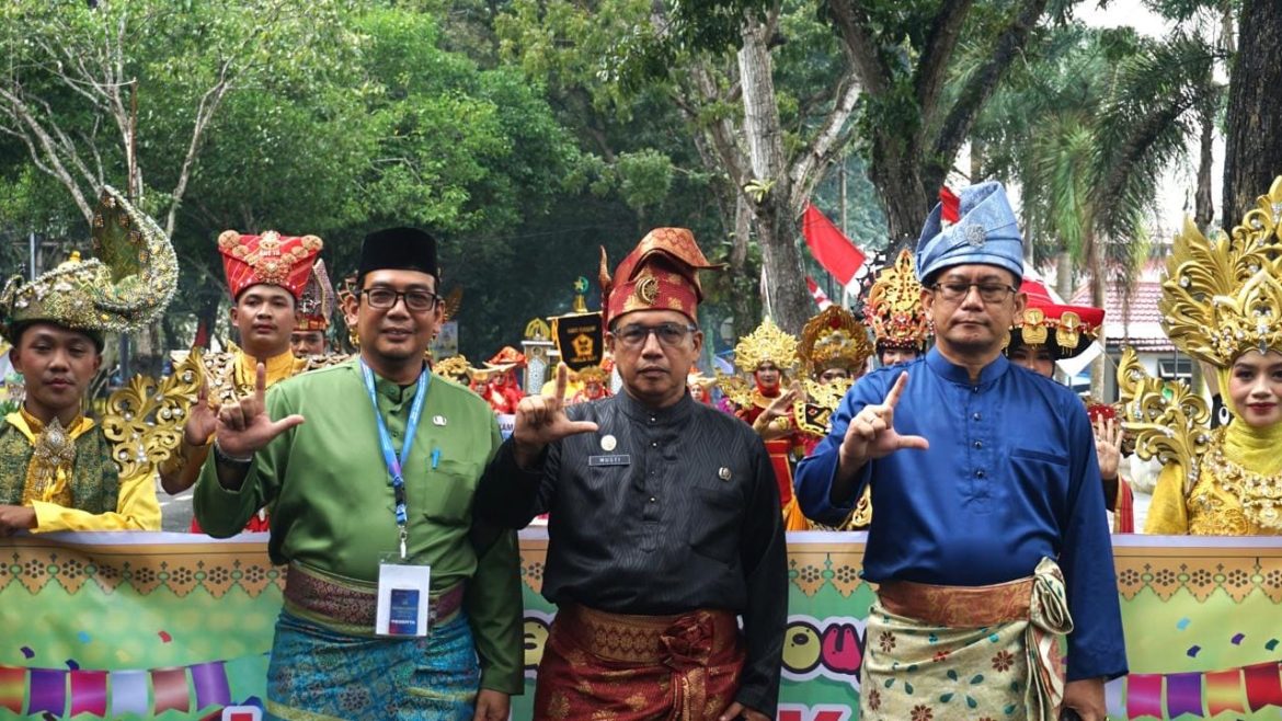 Pj. Bupati Langkat Resmi Lepas Karnaval Budaya 14 Etnik Meriahkan HUT ke-275 Langkat.