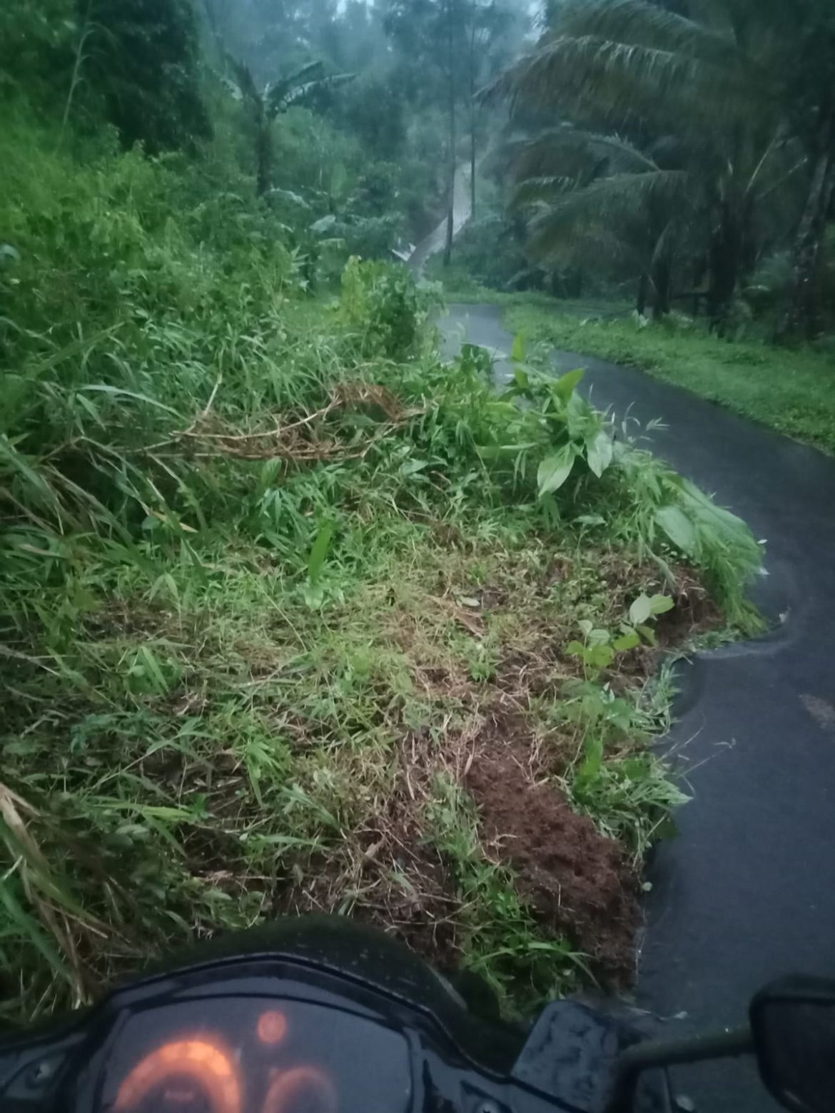 Longsor Terjadi di Pasar Peninggaran Arah Winduaji, Akibat Hujan Deras Sejak Siang
