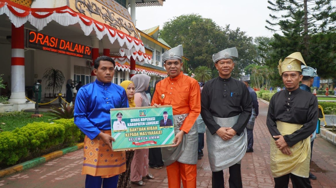 Pj. Bupati Langkat Pimpin Upacara HUT ke-275 Kabupaten Langkat: Dorong Kinerja ASN dan Bagikan Santunan.