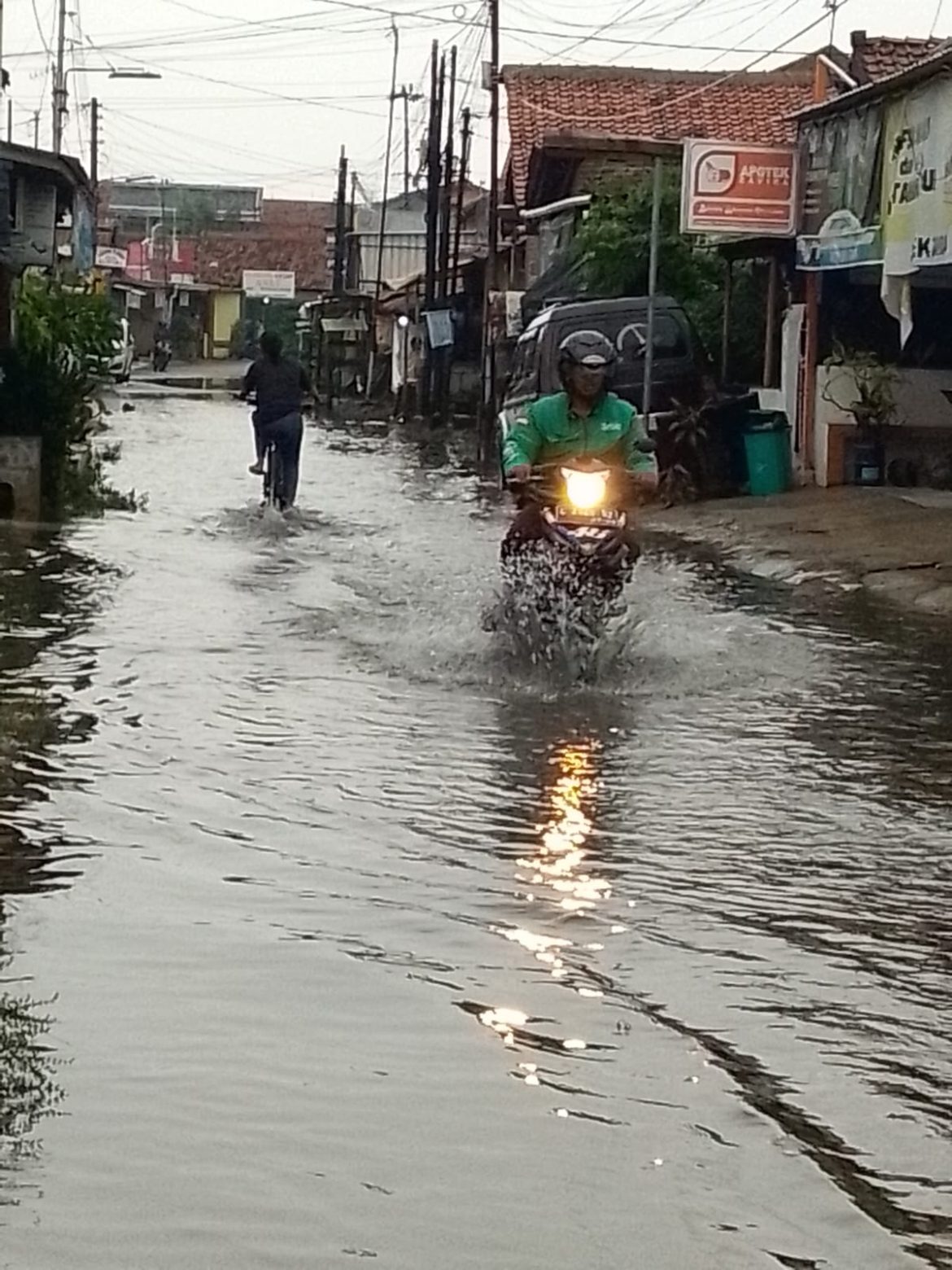 TEGAL SEMALAM DI KEPUNG BANJIR..