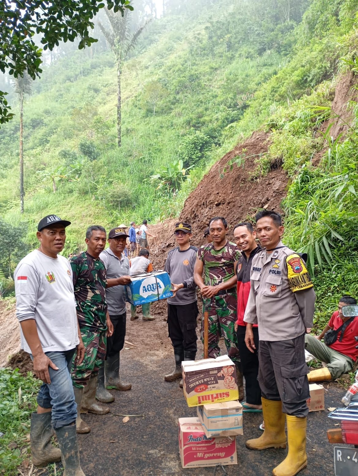 Polsek dan Forkopimcam Lebakbarang Kerja Bakti Evakuasi Longsor serta Berikan Bantuan
