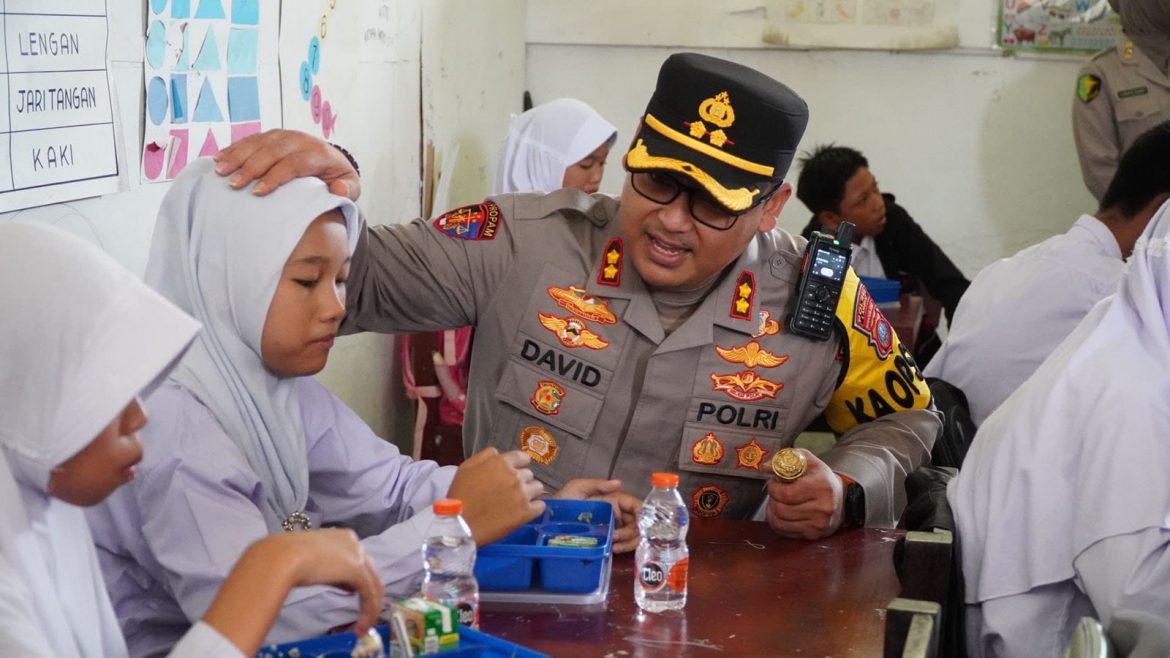 Dukung Program Presiden, Polres dan Pemkab Langkat Bagikan Makan Siang Bergizi Gratis di SLB Negeri Stabat.