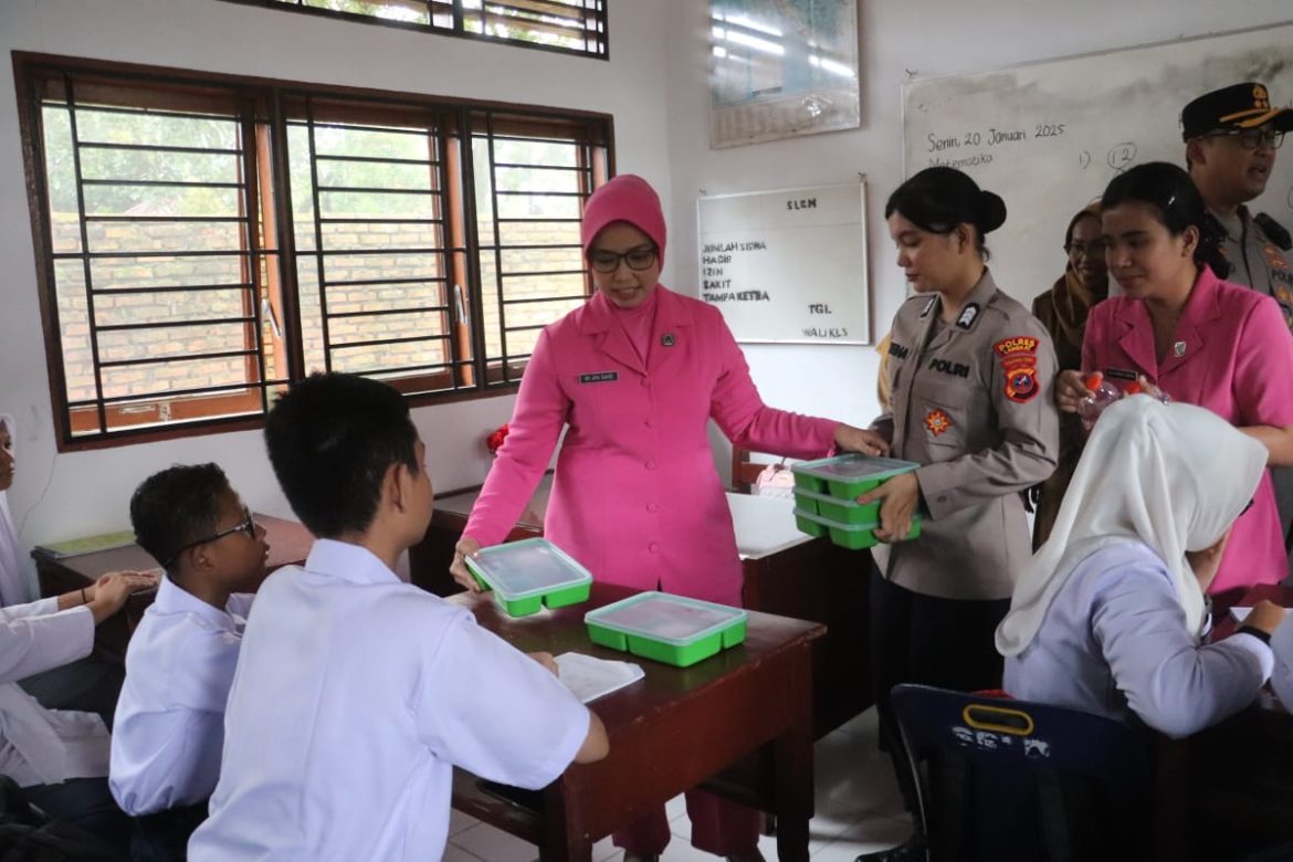 Kapolres Langkat Bersama Ketua Bhayangkari Cabang Langkat Gelar Perdana Makan Bergizi Gratis.