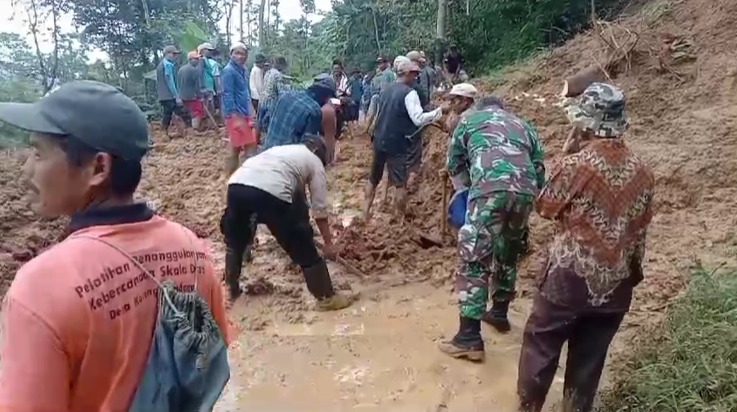 TNI-Polri Bersama Warga Bersihkan Material Longsor di Jalan Raya Karanggondang Menuju ke Bodas dan Klesem