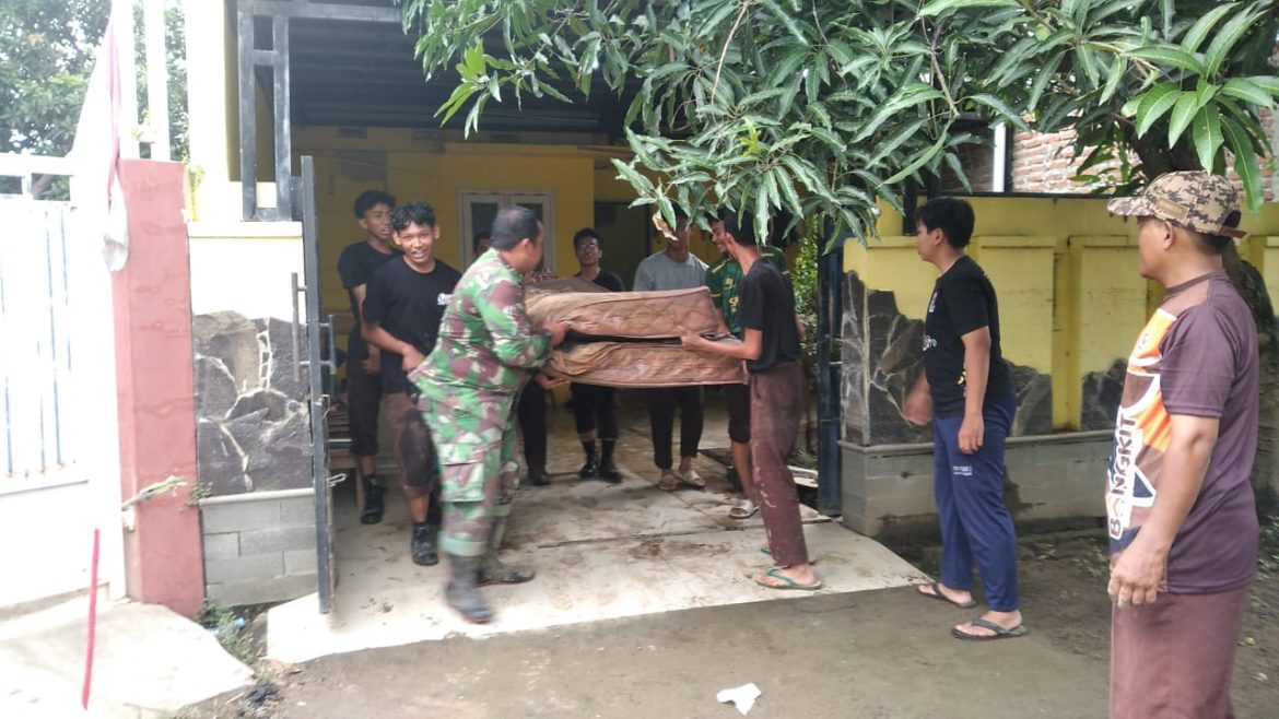 Kegiatan Karya Bhakti Pembersihan Sampah Pasca Bencana Banjir oleh Koramil 0620-02/Tengahtani