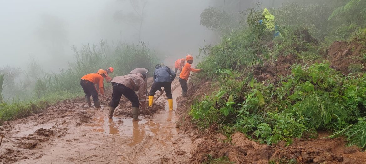 Petugas Gabungan Berhasil Evakuasi 17 Warga Terdampak Longsor di Petungkriyono, 8 Orang Dalam Pencarian