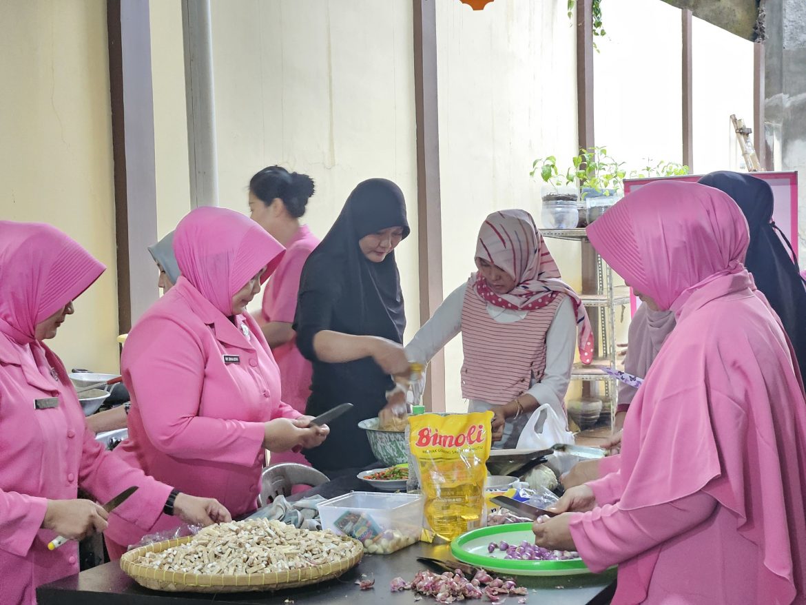 Ibu Ketua Bayangkari Cabang Pekalongan dan Ketua Ranting Bayangkari Polsek Kedungwuni Menjadi Chef Dapur Umum Peduli Bencana Banjir