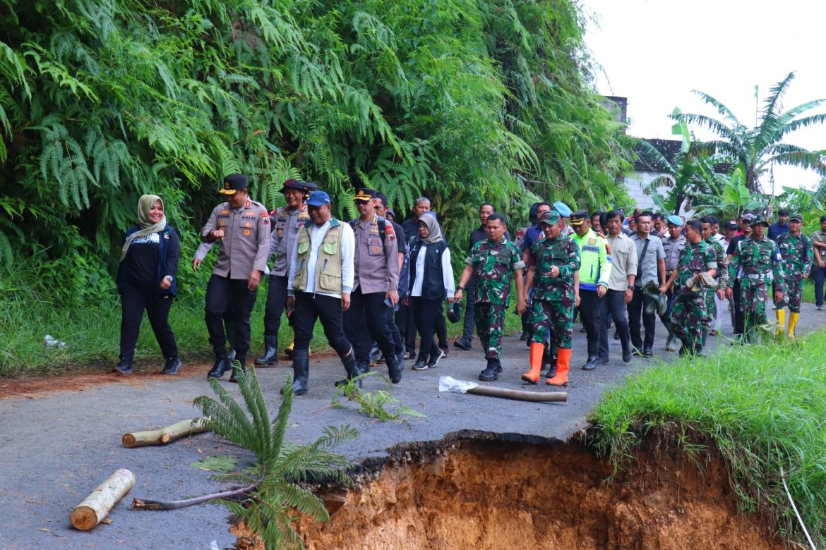 Kapolda Jateng Tinjau Langsung Lokasi Longsor di Pekalongan, Petugas Temukan Tiga Korban Tambahan