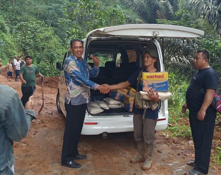 Kepala Desa Sidomulyo Salurkan Bantuan Sembako untuk Korban Longsor di Wonosido dan Timbangsari