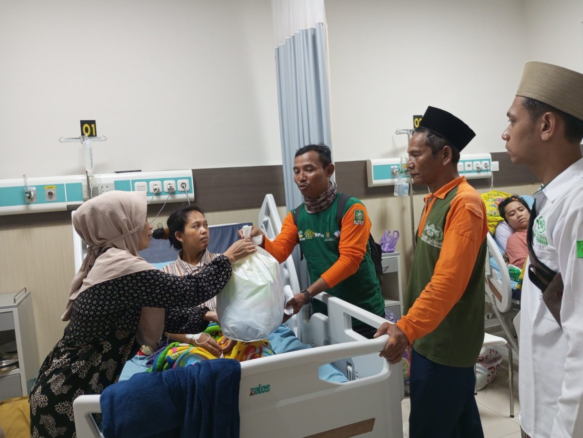 LAZISNU PCNU Kabupaten Pekalongan Salurkan Bantuan untuk Korban Longsor Petungkriyono yang Dirawat di RSUD Kajen