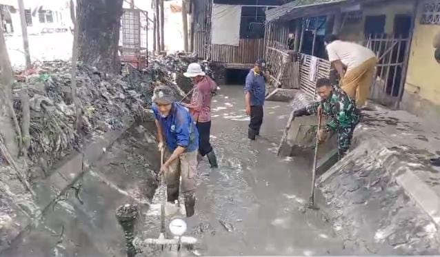 Serma Solihin (Babinsa) Pembersihan Saluran Irigasi Skunder BG 6 Gempol