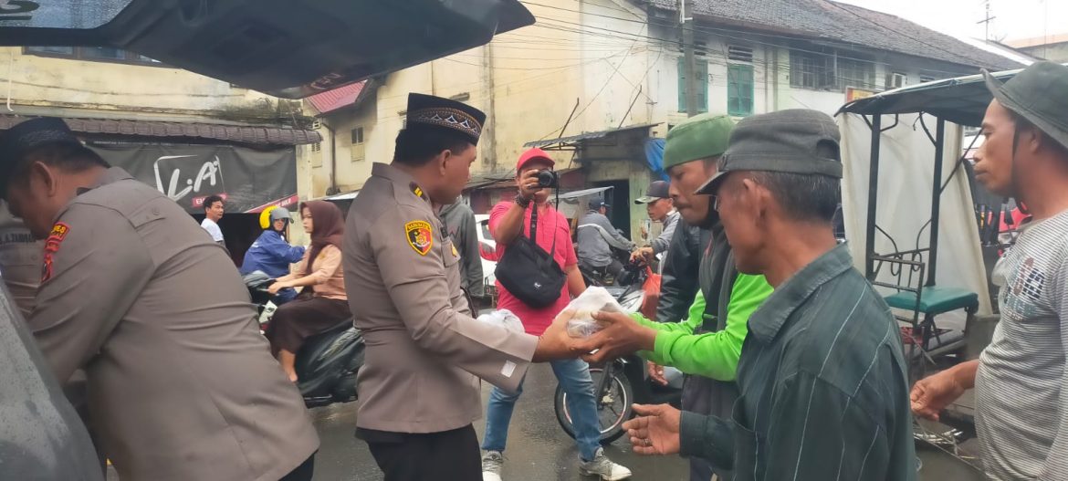 Jumat Berkah Polsek Tanjung pura Rutin Berikan Nasi Bungkus Kepada Warga.