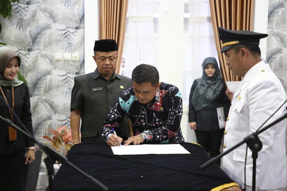 Pj Bupati Garut Lantik 14 PNS dalam Jabatan Administrator, Dorong Sinergi dan Profesionalisme*