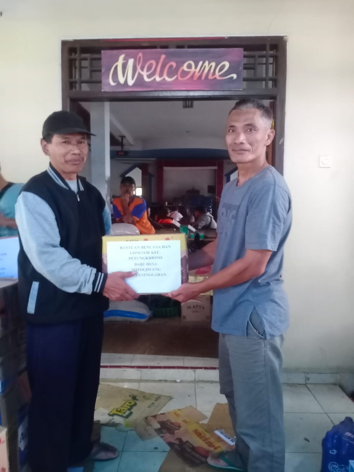 Pemdes Notogiwang Salurkan Bantuan Sembako untuk Korban Longsor di Desa Kasimpar