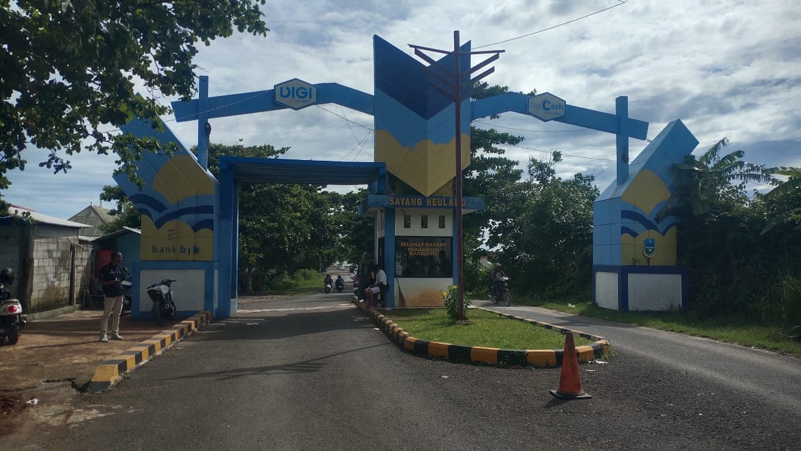 Aktivitas di Pantai Sayang Heulang Antusiasme Pengunjung