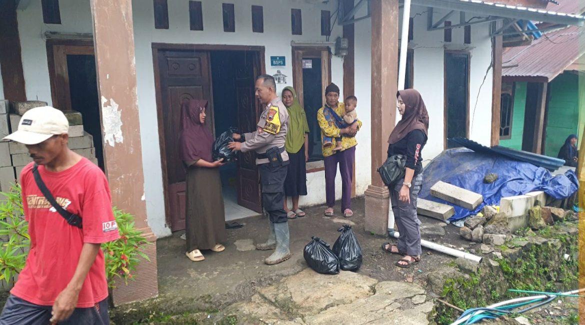 Polsek Kandangserang Salurkan Bantuan dari Polres Pekalongan kepada Warga Terdampak Tanah Gerak
