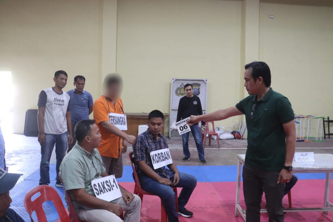 Rekonstruksi Kasus Pembunuhan di Dusun Kampung I, Polsek Padang Tualang Hadirkan 12 Adegan.