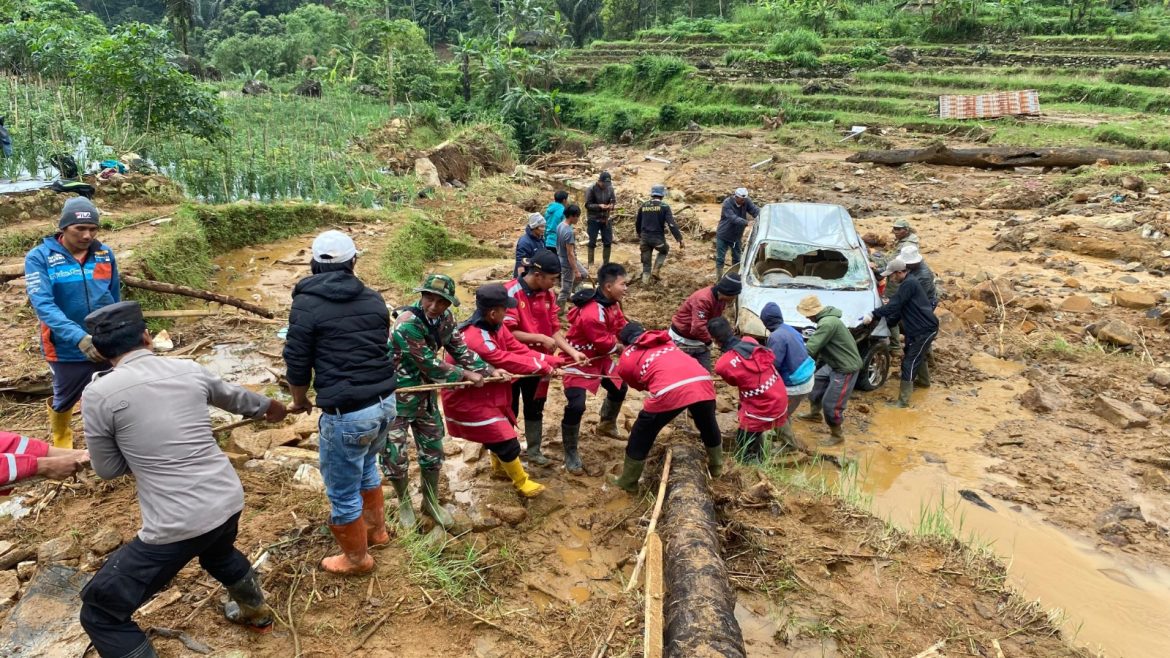 Personil Gabungan TNI-Polri Bantu Evakuasi Mobil Warga Yang Terdampak Longsor di Petungkriyono