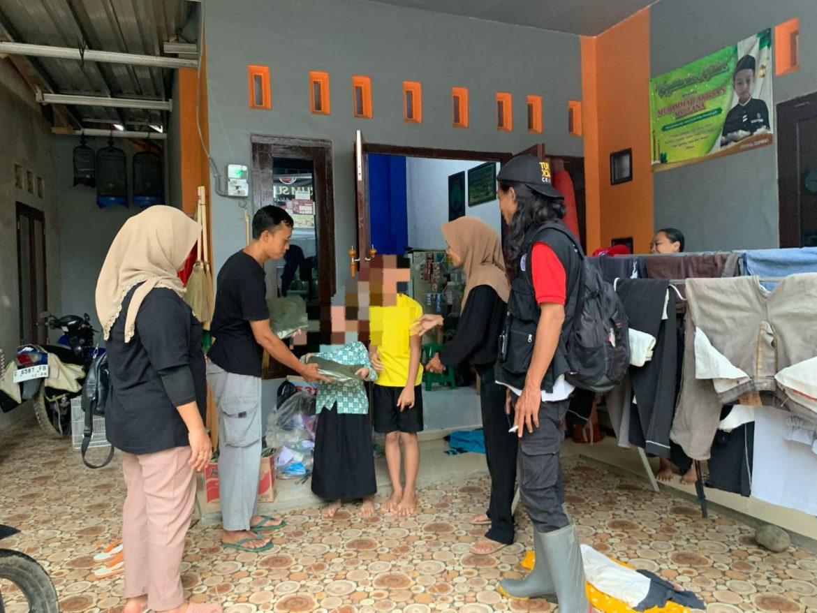 Tim Relawan Laskar Dewa Ruci Salurkan Donasi Alat Tulis di Dukuh Sebetok