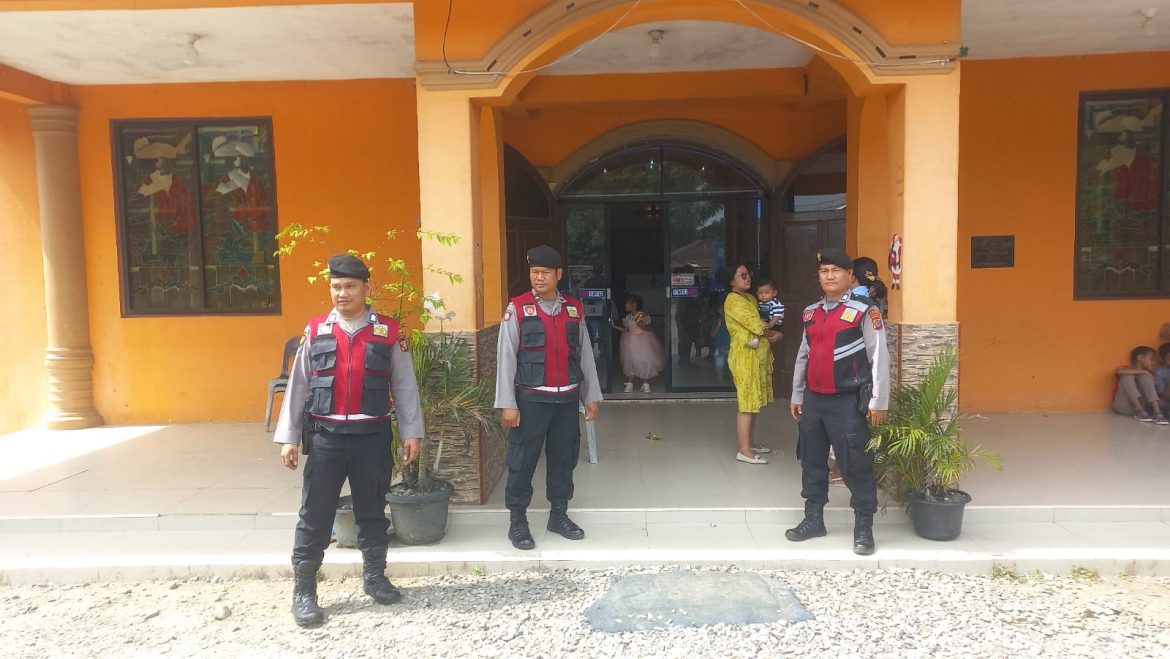 Personil Sat Samapta Polres Langkat laksanakan pengamanan dan patroli di gereja.