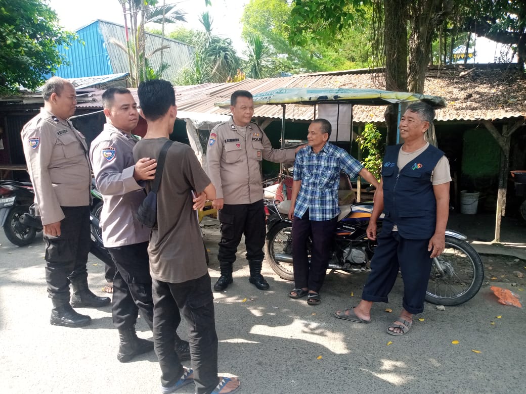 Sat Binmas Polres Langkat Sambangi Tukang Becak: Dengar Aspirasi & Jaga Keamanan Bersama.