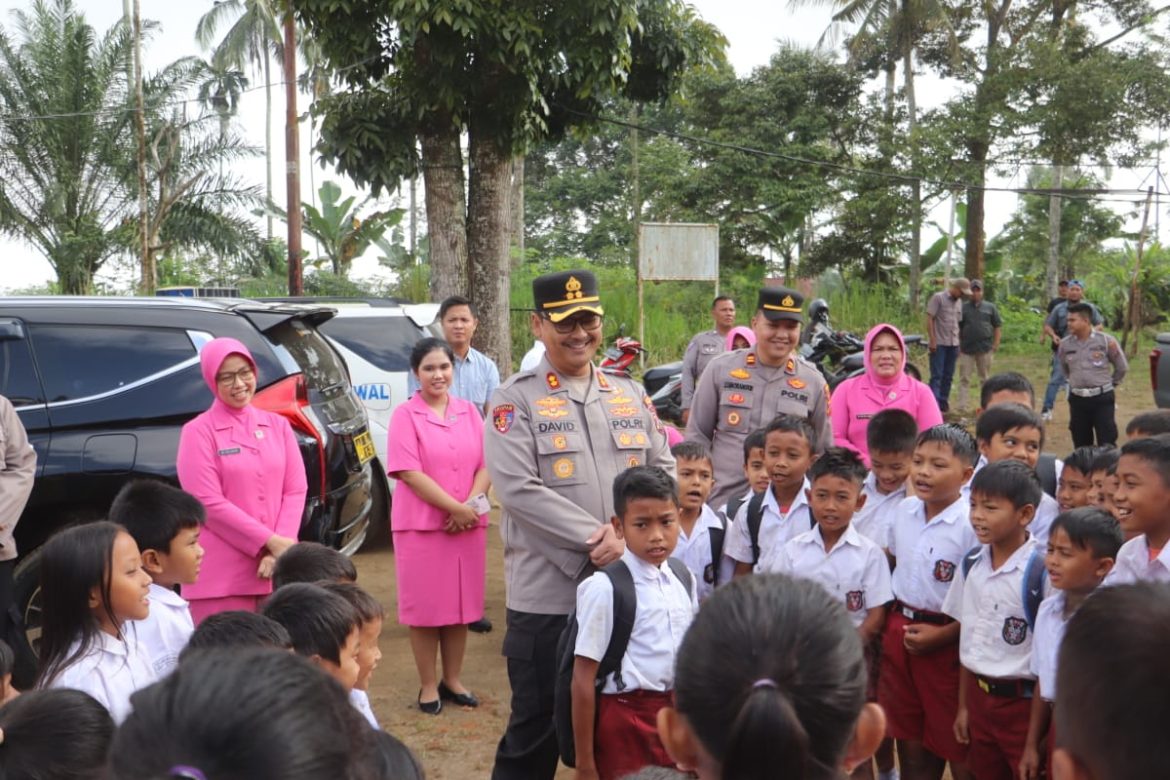 Kapolres Langkat Berikan Bantuan Sosial untuk Siswa SD.