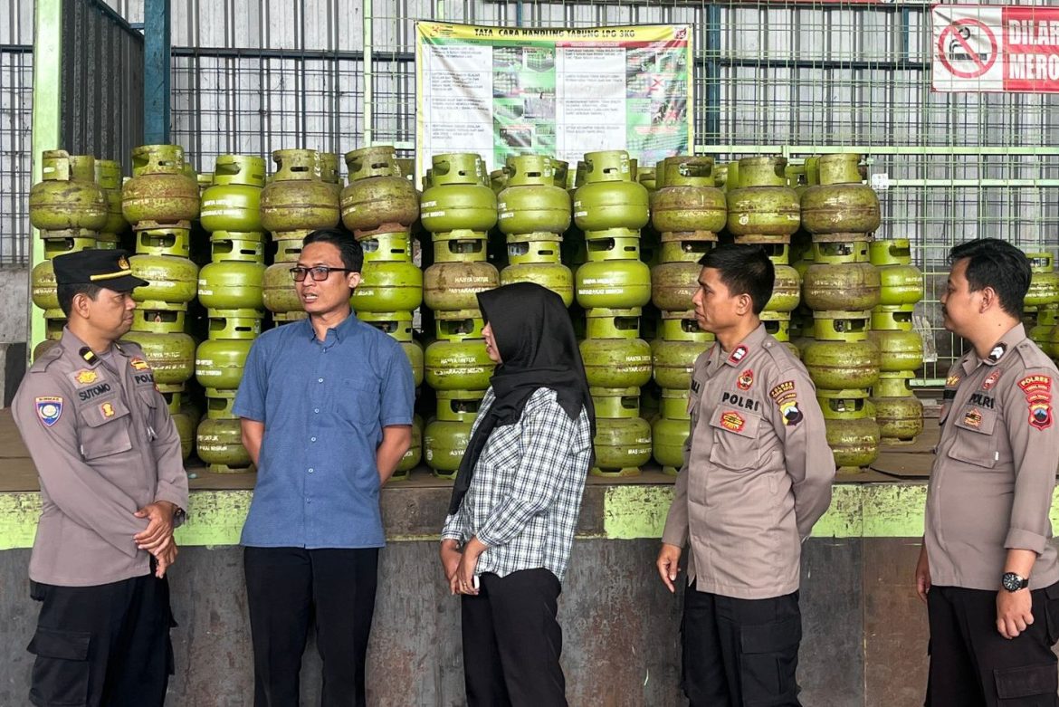 Antisipasi Kelangkaan, Bhabinkamtibmas di Kota Tegal Monitoring dan Cek Ketersediaan Gas Elpiji di wilayah Binaan