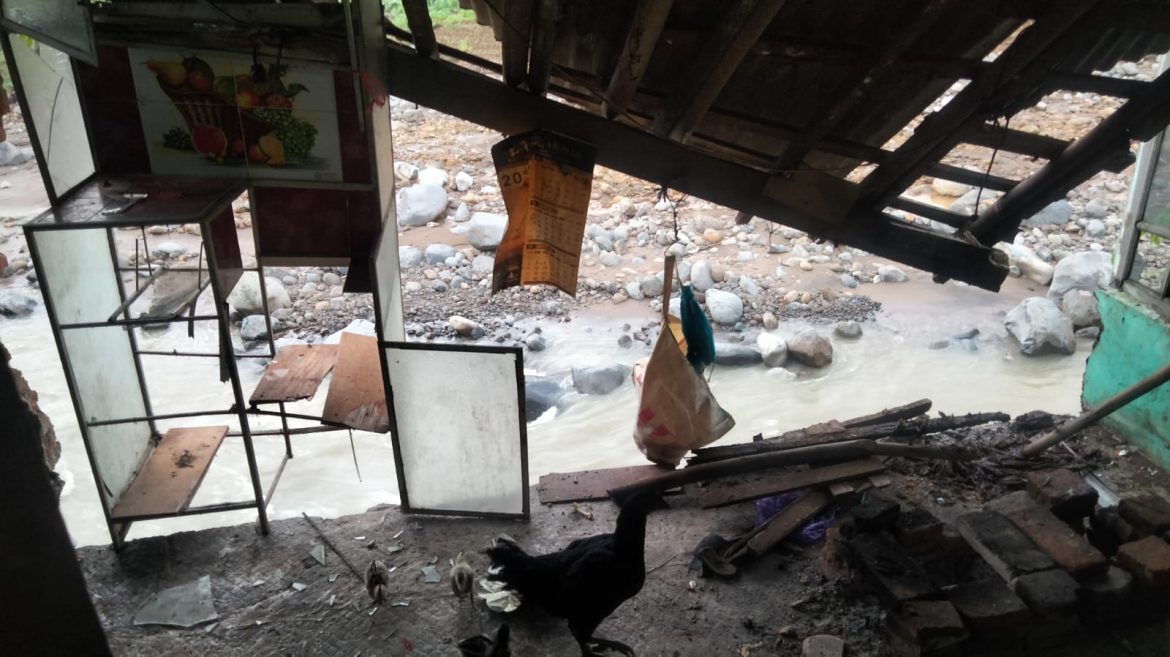 Longsor di Dukuh Legok RT. 02 RW. 01 Desa Karangsari, Kecamatan Karanganyar, Mengancam Pemukiman Warga