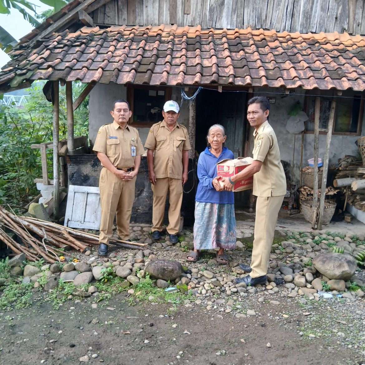 Kepala Desa Karangsari Berikan Bantuan kepada Warga Terdampak Longsor di Dukuh Legok